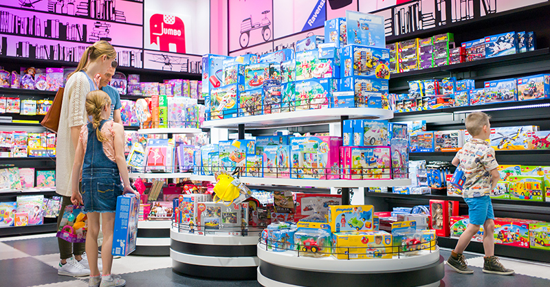 Faire du shopping dans un magasin de jouets